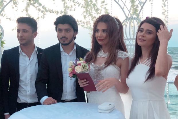 “Vicdan haqqı”nın məşhur cütlüyü evləndi – Fotolar