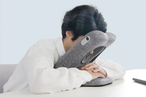 Японцы создали подушку для сна за столом - ВИДЕО