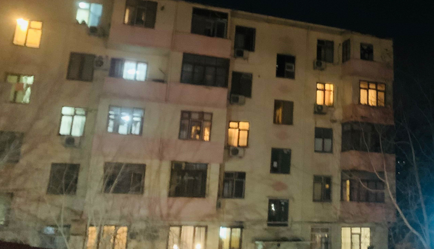 Пожар в пятиэтажке в Баку, жильцы эвакуированы
