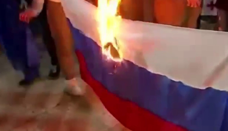 Tiflisdə aksiyaçılar Rusiya bayrağını yandırdı