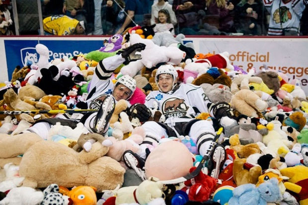 В США во время хоккейного матча болельщики выбросили на лед 74 599 мягких игрушек - ВИДЕО