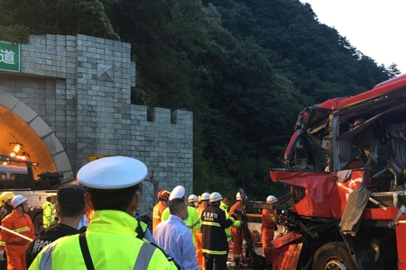 Çində avtobus qəzası nəticəsində ən azı 36 insan ölüb