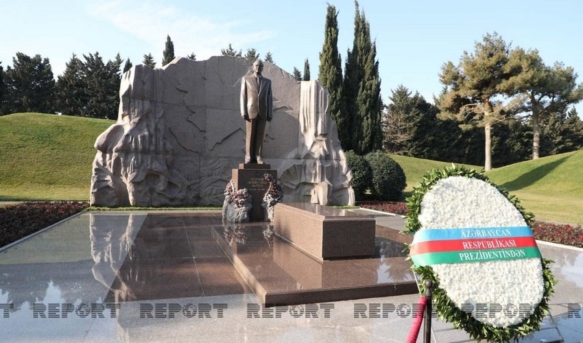 Belarus prezidenti Ulu Öndərin məzarını ziyarət etdi