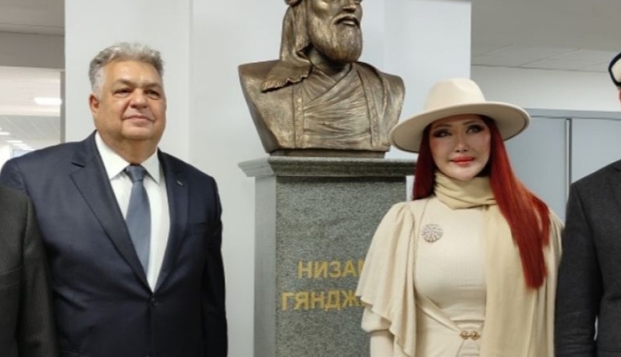 В Бишкеке открыли бюст Низами Гянджеви