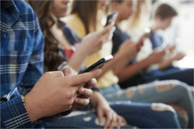 Ученые: Полный отказ от смартфона вреден для здоровья подростков