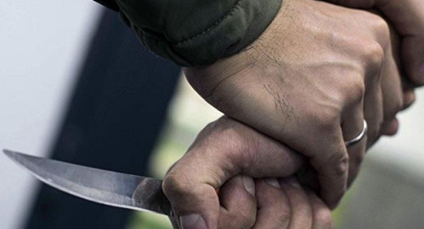 В Баку 19-летнего юношу ударили ножом