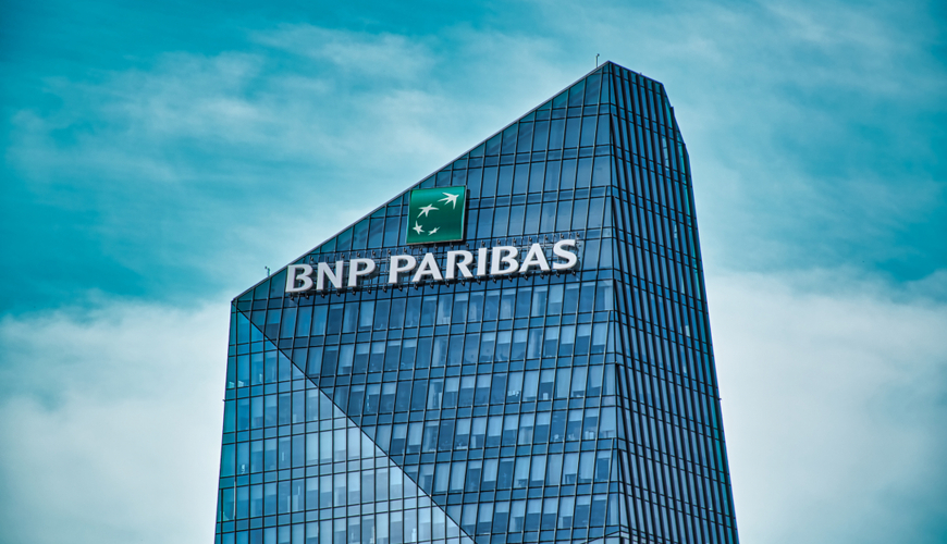 Крупнейший банк Франции заподозрили в отмывании денег
