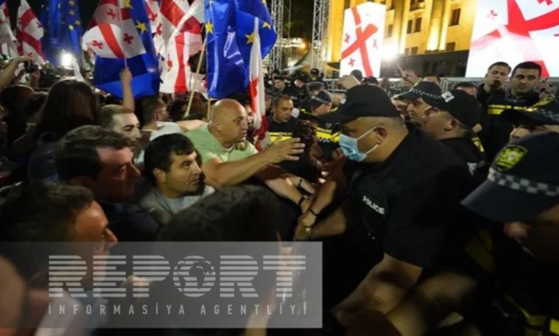 Gürcüstan parlamenti qarşısında aksiyaçılarla polis arasında qarşıdurma olub