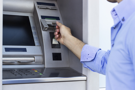 Bakıda bankomatdan pul çıxaran şəxsin pulları əlindən alınıb