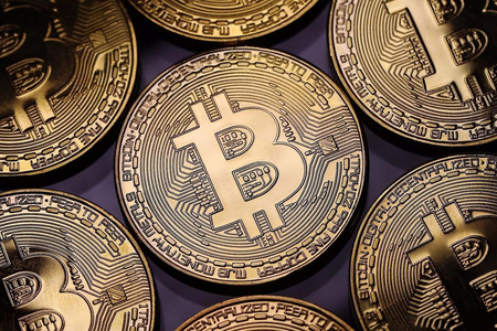 Bitkoinin qiyməti 7 000 dollardan da aşağı düşüb