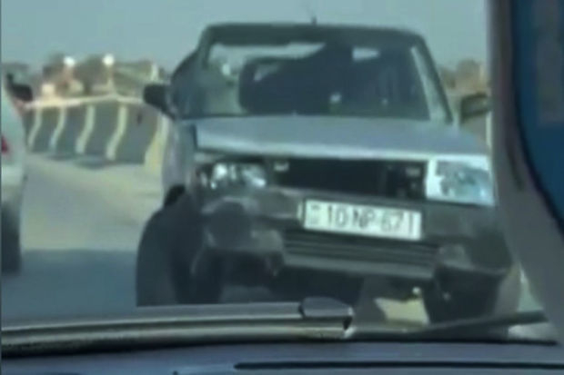В Баку автомобиль врезался в бетонное ограждение: есть пострадавший - ВИДЕО