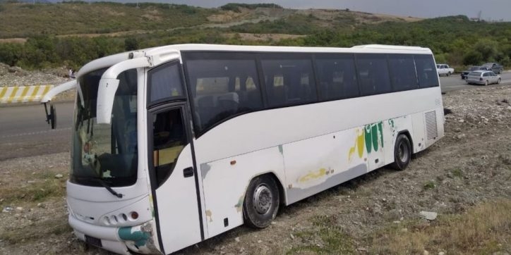 В Шамахы автобус с туристами попал в аварию, есть раненые