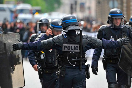 Fransada polis əməkdaşı xəstəxanada iki nəfəri öldürüb