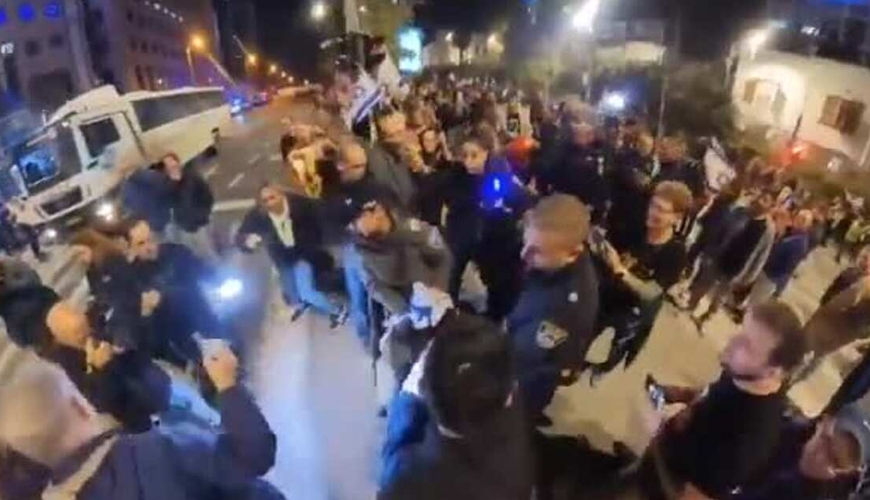 İsrail polisi Təl-Əvivdə etiraz aksiyasını dağıtdı - VİDEO