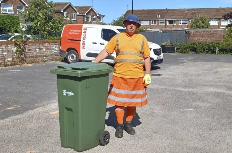 Британскому мусорщику запретили работать в шортах, он надел килт - ФОТО