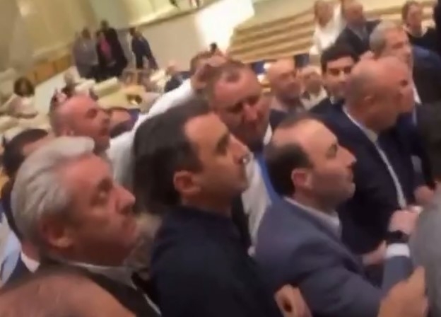 Грузинские депутаты снова подрались в парламенте - ВИДЕО