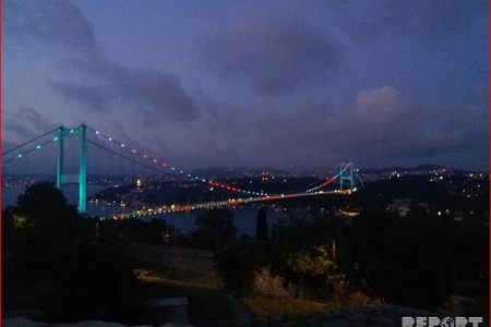 İstanbulun Fatih Sultan Mehmet körpüsü Azərbaycan bayrağının rənglərinə boyanıb - FOTO