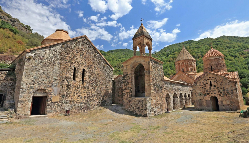 Госслужба предпримет шаги в связи с армянским вандализмом в монастыре Худавенг