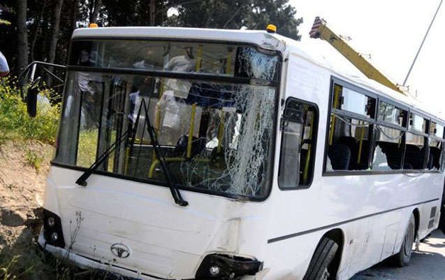 В Баку водитель и пассажир легкового автомобиля скончались после столкновения с автобусом