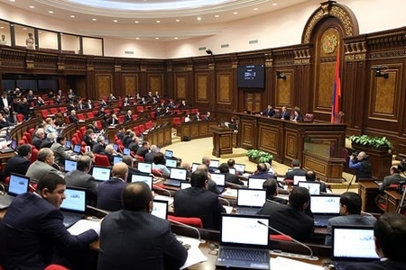 Ermənistan Parlamentində fikirlər haçalandı - Müxalifət hakimiyyəti Avrasiya İttifaqını tərk etməyə çağırdı