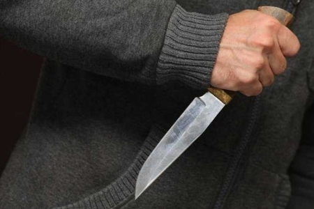 В Баку мужчина ударил ножом жену