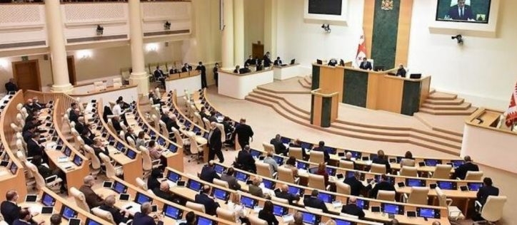Большинство оппозиционных депутатов бойкотирует работу парламента Грузии