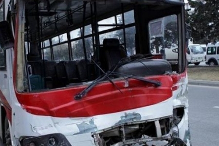 В Говсане автомобиль столкнулся с автобусом, есть раненые
