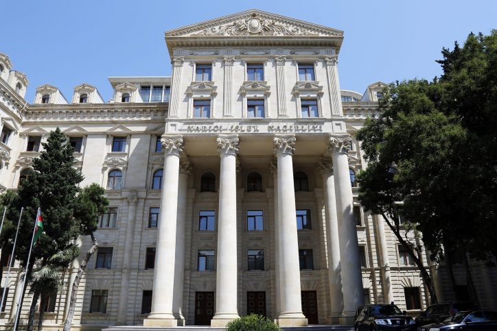 МИД требует привлечь к ответственности преступника, сжегшего азербайджанский флаг