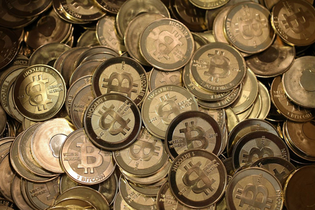 Bitkoinin qiyməti yenidən 10 min dollardan aşağı düşüb