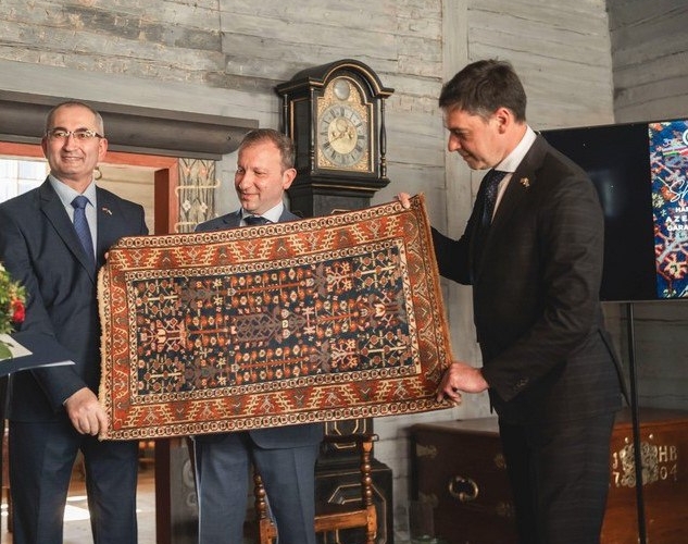 Азербайджан подарил Лиепайскому музею Латвии национальный ковер