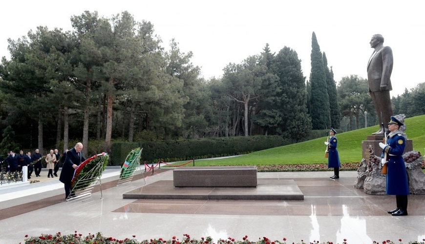 Мишустин в Баку возложил венки к могиле Гейдара Алиева