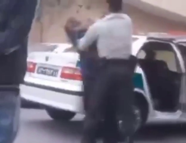 İranda polis hicab taxmayan qadını döyə-döyə həbs etdi - VƏHŞİLİK