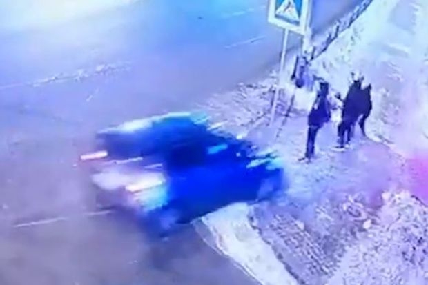 Стояла на коленях: в центре Кемерова девушку сбила машина (видео)