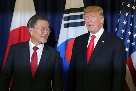 Tramp Cənubi Koreya lideri ilə görüşüb