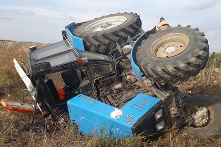 В Исмаиллинском районе трактор упал в ущелье, есть погибший и раненый