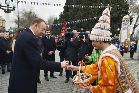 Prezident İlham Əliyev Novruz bayramı münasibətilə ümumxalq şənliyində  iştirak edir - VİDEO