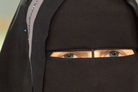 Bundestaq Almaniyada niqab taxmağı qismən qadağan edib