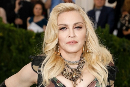 Певица Мадонна оргазмирует от похотливых рук фанов (ВИДЕО)