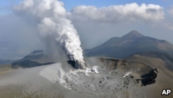 Yaponiyada vulkan püskürməkdə davam edir