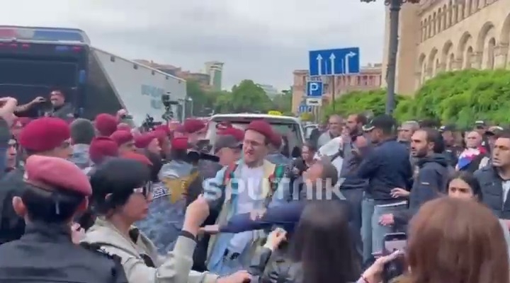 Paşinyanın polisləri də başladı: İrəvanda tutatutdu - İNDİKİ AN (VİDEO)