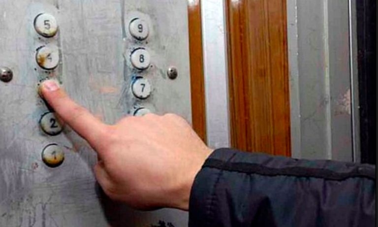 В Баку сорвался лифт жилого дома, пострадали четыре человека