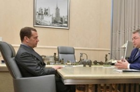 Qubernator baş nazir Medvedyevə: "İki azərbaycanlı 40 hektarlıq istixana tikmək istəyir"