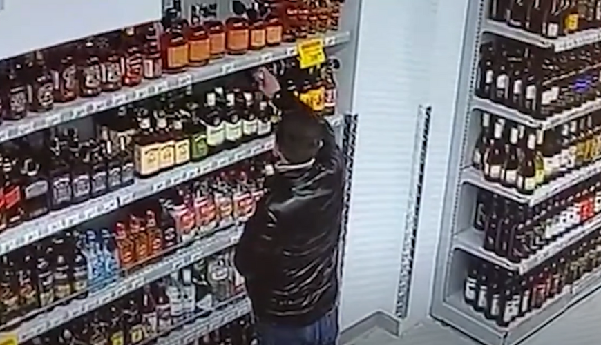 В Баку мужчина украл из маркета алкоголь на 8000 манатов - ВИДЕО
