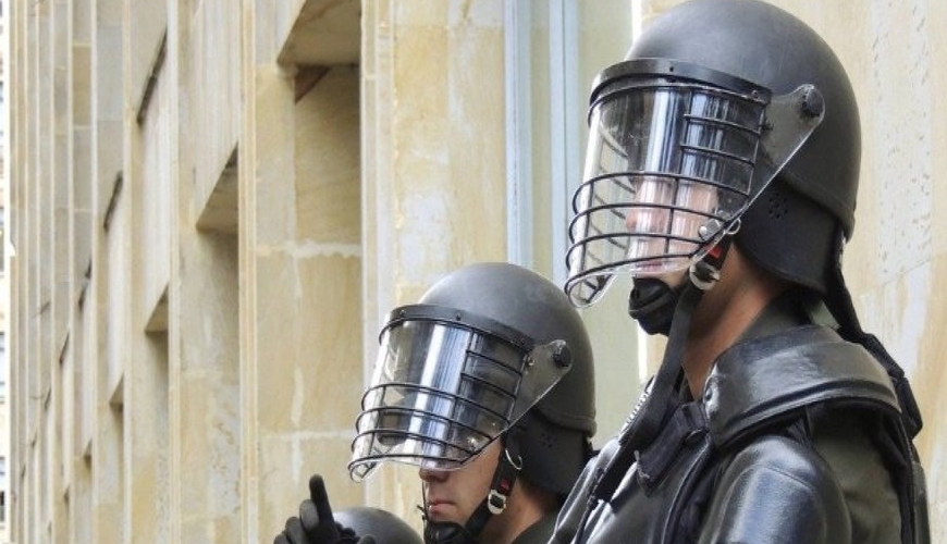 Bu ölkədə nümayişçilər prezident sarayına HÜCUM ETDİ - 26 polis yaralandı