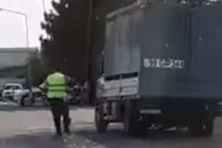 Postda maşını yol polisinin üstünə sürən sürücü həbs edildi - 