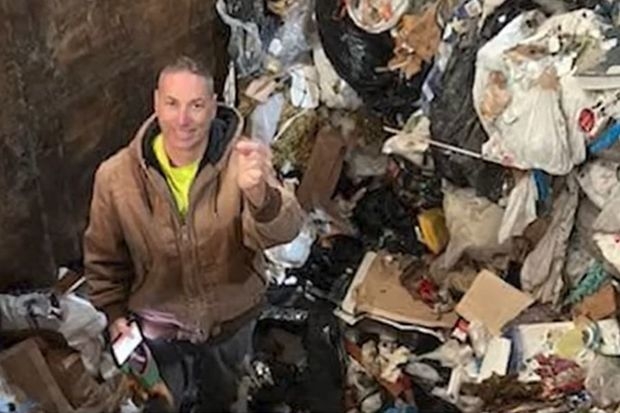 В США рабочие перебрали 20 тонн мусора, чтобы найти потерянное обручальное кольцо - ФОТО