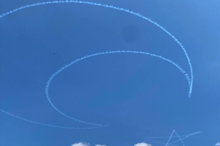 Турецкие пилоты «нарисовали» в небе над Баку полумесяц и звезду - ФОТО