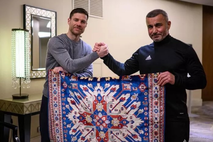 Гурбан Гурбанов подарил наставнику «Байера» шелковый ковер «Карабах»