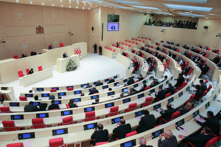 Gürcüstan parlamenti yenilənmiş Konstitusiyanı təsdiq edib
