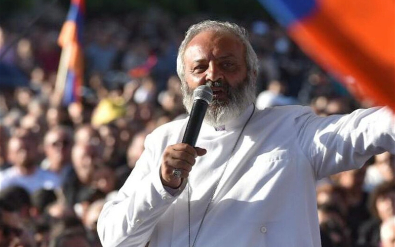 Təxribatçı keşiş: Ermənistanın lideri populist olmamalıdır